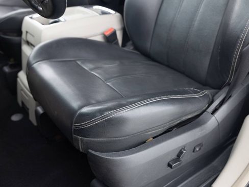 Used 2013 Chrysler Town & Country Touring FWD image 23