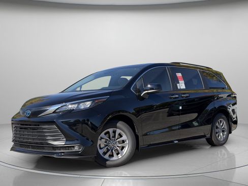 Used 2025 Toyota Sienna XLE FWD image 2