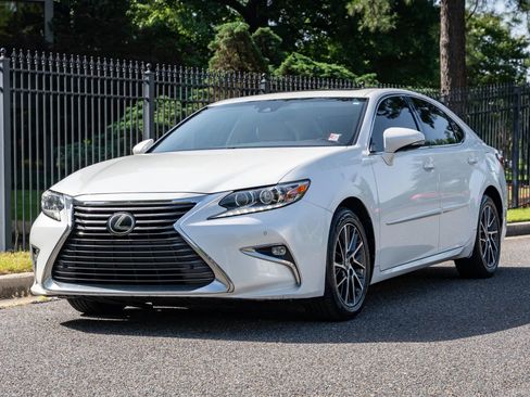 Used 2017 Lexus ES 350 w/ Luxury Package FWD image 2