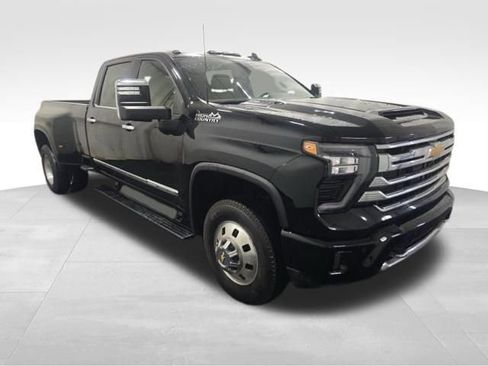 Used 2024 Chevrolet Silverado 3500 High Country w/ High Country Premium Package AWD/4WD image 2