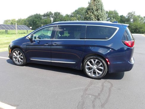Used 2018 Chrysler Pacifica Limited FWD image 11