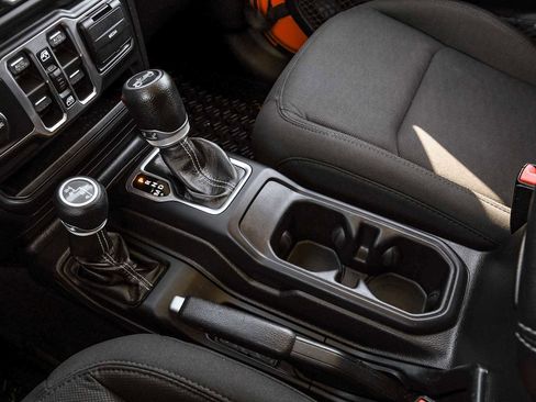 Used 2018 Jeep Wrangler Unlimited Sahara image 24