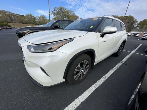 Used 2021 Toyota Highlander XLE image 3