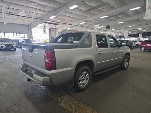 Used 2009 Chevrolet Avalanche LT w/ Convenience Package #1 AWD/4WD image 3