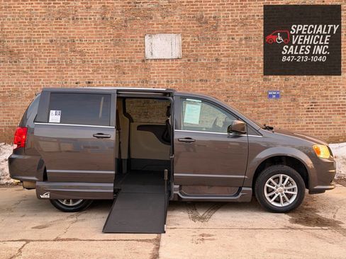 Used 2019 Dodge Grand Caravan SXT image 2