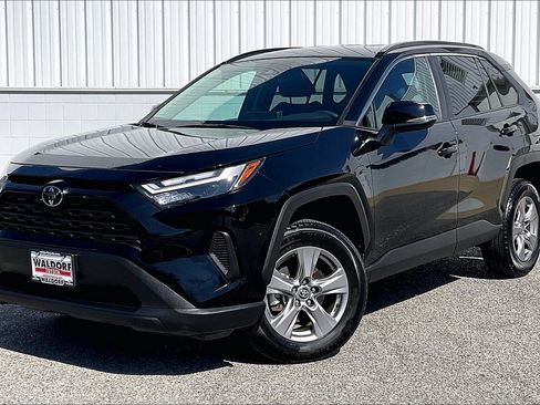Used 2025 Toyota RAV4 XLE AWD/4WD image 2