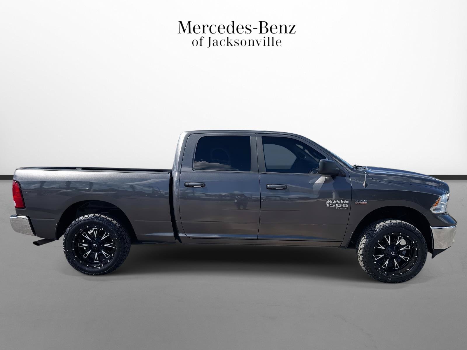 Used 2020 RAM 1500 Classic SLT AWD/4WD image 2