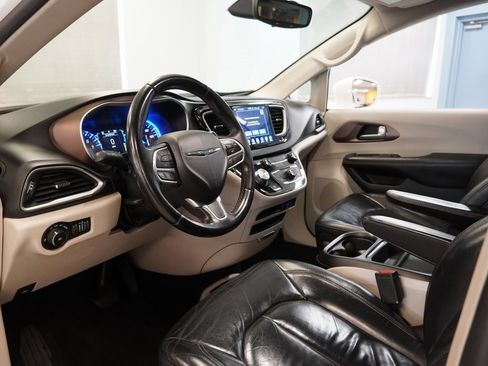 Used 2017 Chrysler Pacifica Touring-L image 6