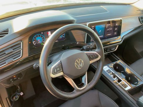 Used 2024 Volkswagen Atlas SE image 13