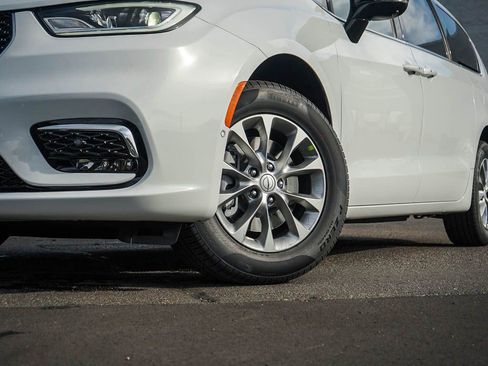 New 2026 Chrysler Pacifica Select image 6