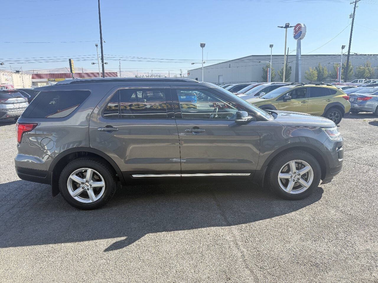 Used 2018 Ford Explorer XLT w/ Equipment Group 202A FWD image 4
