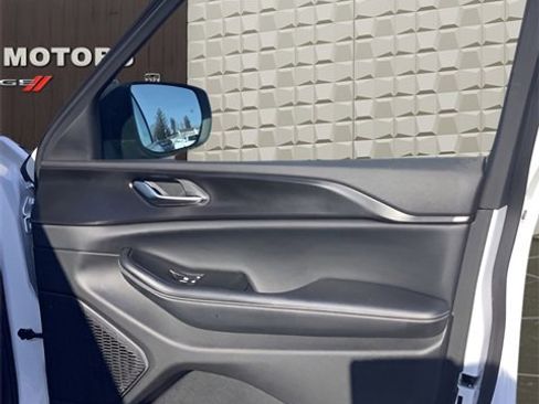 Certified 2023 Jeep Grand Cherokee Laredo w/ Luxury Tech Group I image 17