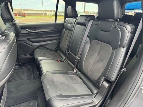Used 2025 Jeep Grand Cherokee L Altitude image 21