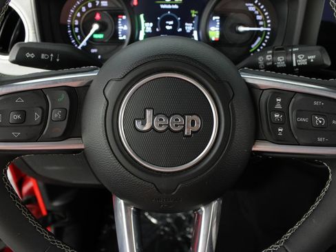 Used 2025 Jeep Wrangler Unlimited Sahara AWD/4WD image 12