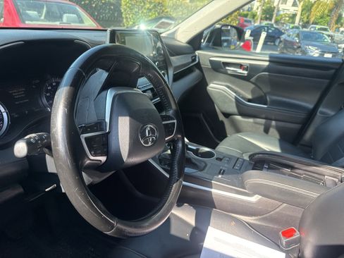 Used 2022 Toyota Highlander XLE FWD image 9