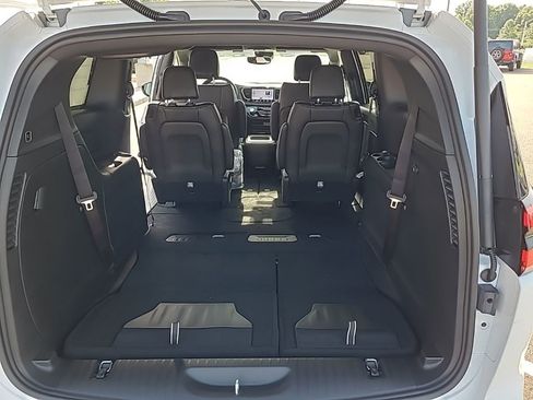New 2025 Chrysler Pacifica Select image 27