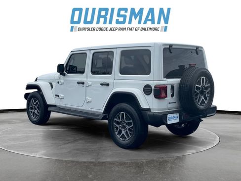 Used 2025 Jeep Wrangler Unlimited Sahara AWD/4WD image 4