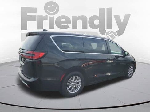 Certified 2024 Chrysler Pacifica Touring-L image 5