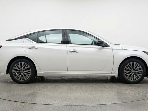 Used 2025 Nissan Altima 2.5 SV FWD image 11