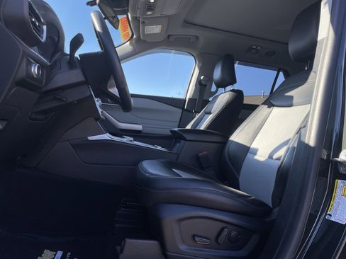 Used 2022 Ford Explorer XLT w/ Equipment Group 202A image 12