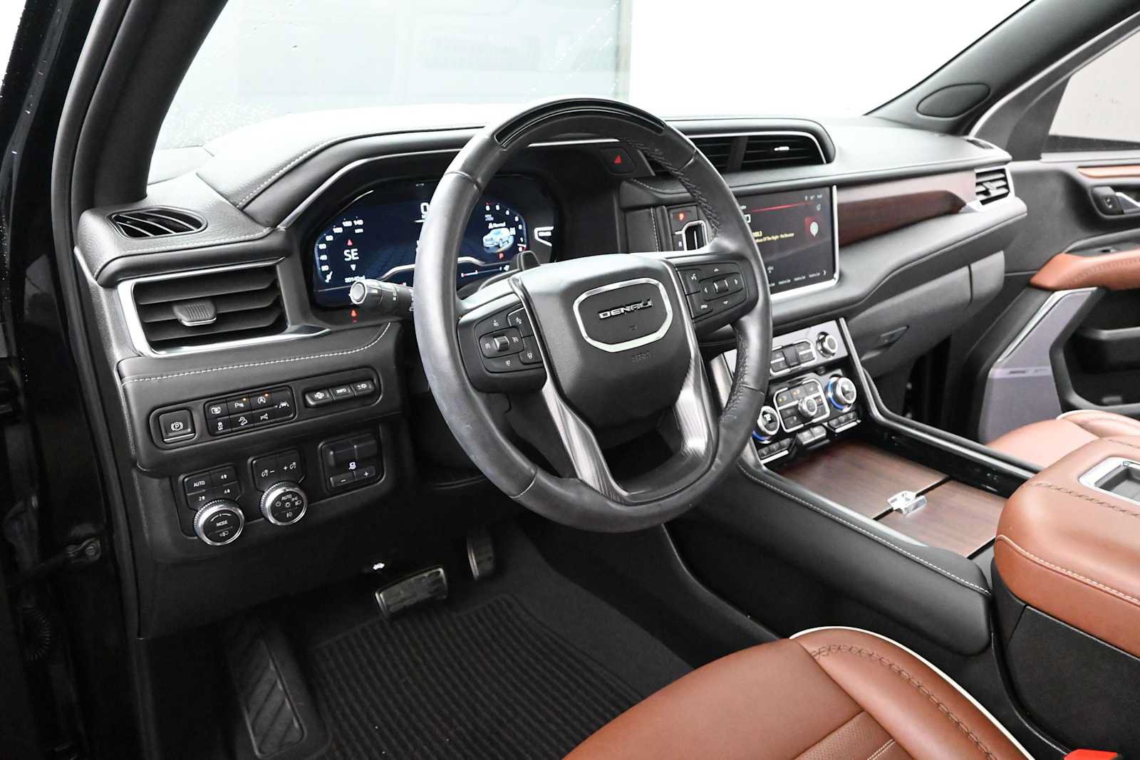 Used 2023 GMC Yukon XL Denali Ultimate AWD/4WD image 10