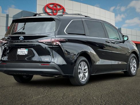 Certified 2025 Toyota Sienna XLE FWD image 3