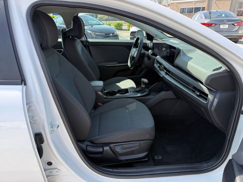 Used 2025 Kia K4 LXS image 36