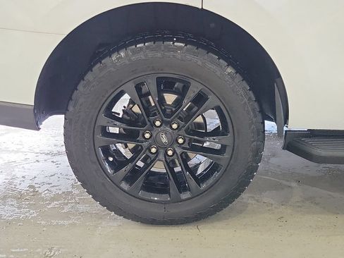 Used 2024 Ford Expedition XLT RWD image 5