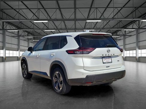 Used 2024 Nissan Rogue SV image 3