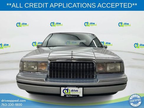 Used 1994 Lincoln Town Car Signature RWD image 2