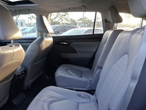 Used 2023 Toyota Highlander XLE FWD image 6