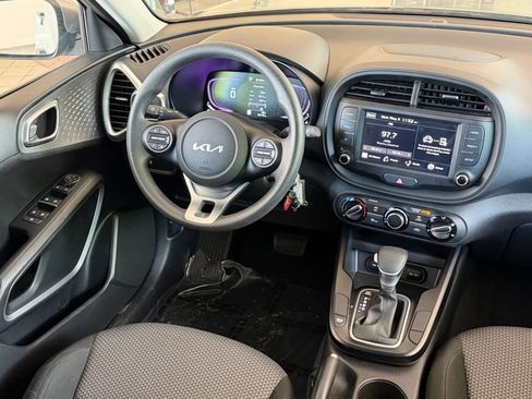 Used 2025 Kia Soul LX w/ LX Technology Package FWD image 32