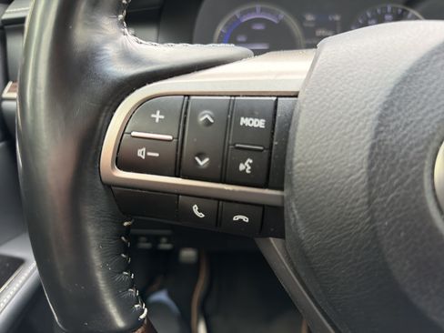 Used 2017 Lexus ES 300h w/ Luxury Package FWD image 19