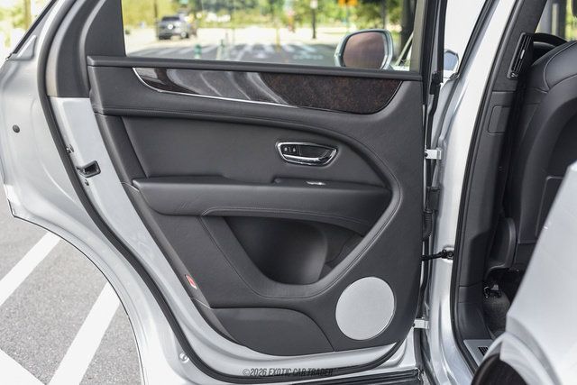 Used 2021 Bentley Bentayga AWD/4WD image 33