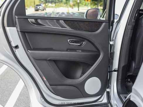 Used 2021 Bentley Bentayga AWD/4WD image 33