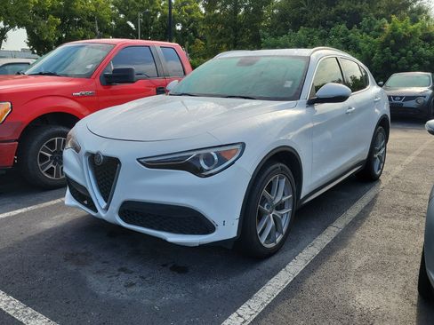 Used 2018 Alfa Romeo Stelvio AWD image 3