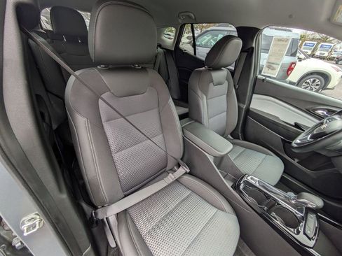 Used 2025 Chevrolet Trax LT w/ LT Convenience Package image 26