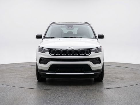 Used 2025 Jeep Compass Limited AWD/4WD image 2