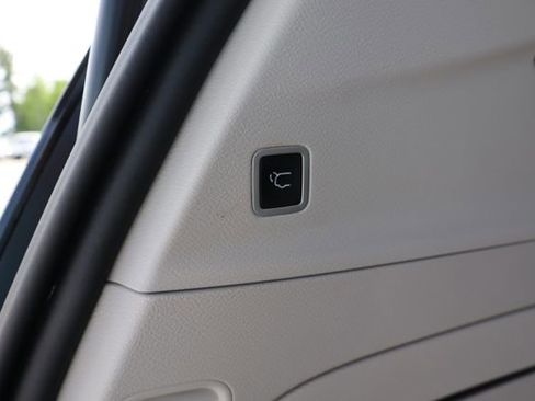 Used 2018 Chrysler Pacifica Limited FWD image 42