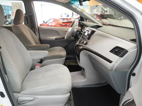 Used 2014 Toyota Sienna L FWD image 29