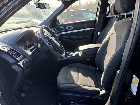 Used 2017 Ford Explorer XLT w/ XLT Technology Feature Bundle AWD/4WD image 7