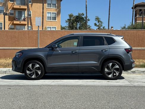 Certified 2026 Volkswagen Taos SE w/ Panoramic Sunroof Package AWD/4WD image 7
