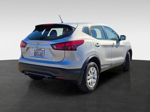 Used 2018 Nissan Rogue Sport S image 4