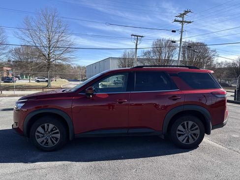 Used 2024 Nissan Pathfinder SV w/ SV Premium Package image 2