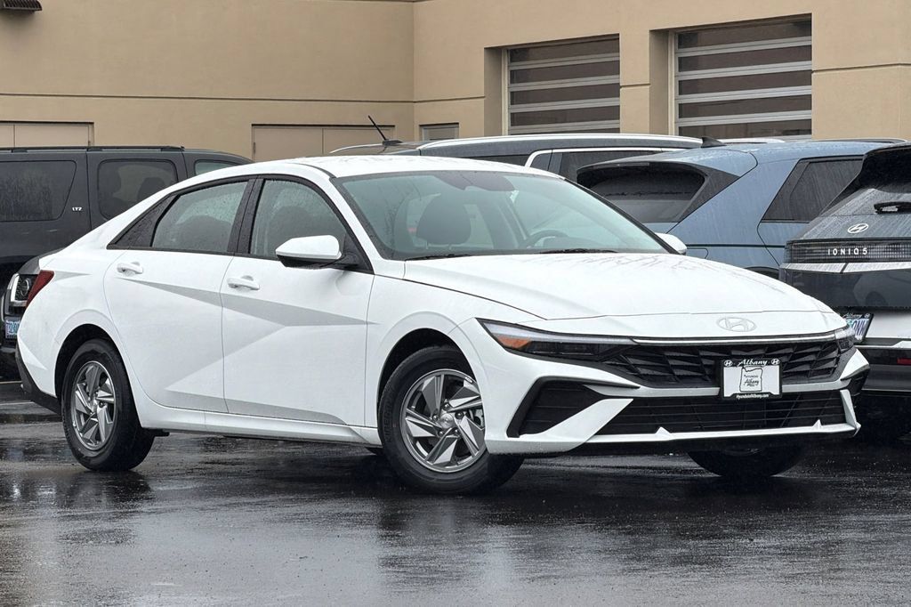Certified 2026 Hyundai Elantra SE FWD image 2