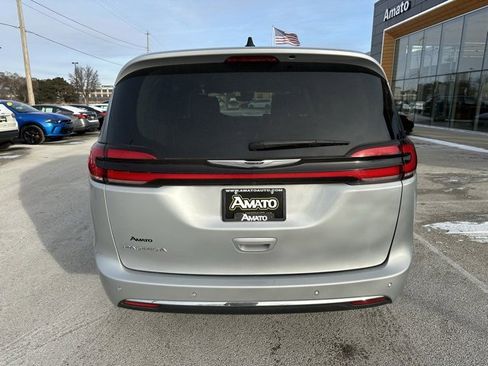 Used 2024 Chrysler Pacifica Touring-L image 7