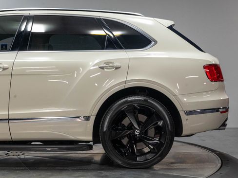 Used 2017 Bentley Bentayga AWD/4WD image 19