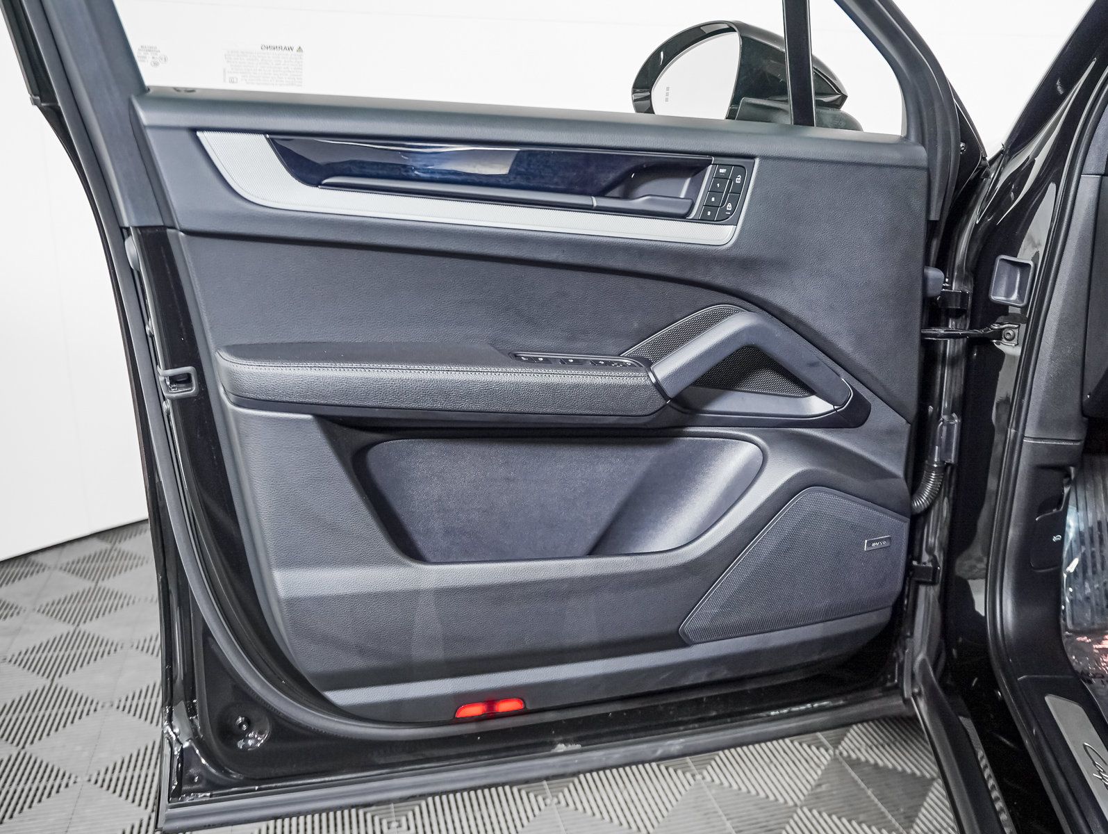 Certified 2024 Porsche Cayenne w/ Premium Package AWD/4WD image 25