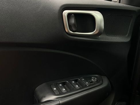 Used 2025 Hyundai Venue SEL image 21