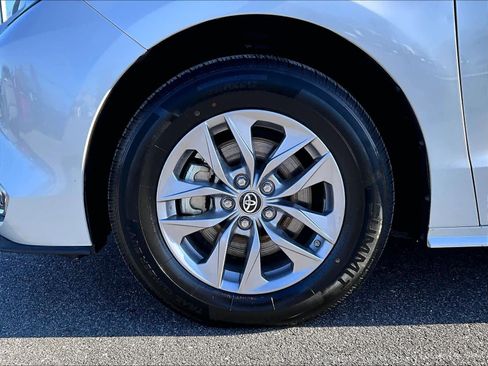 Used 2024 Toyota Sienna XLE image 7